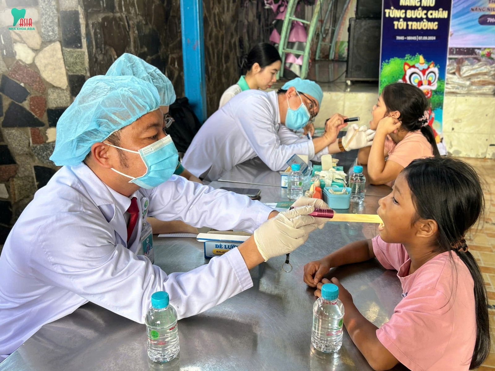 Bác sĩ Hà Minh Tuấn thăm khám cho các em bé ở Trung Tâm Nhân Đạo Quê Hương