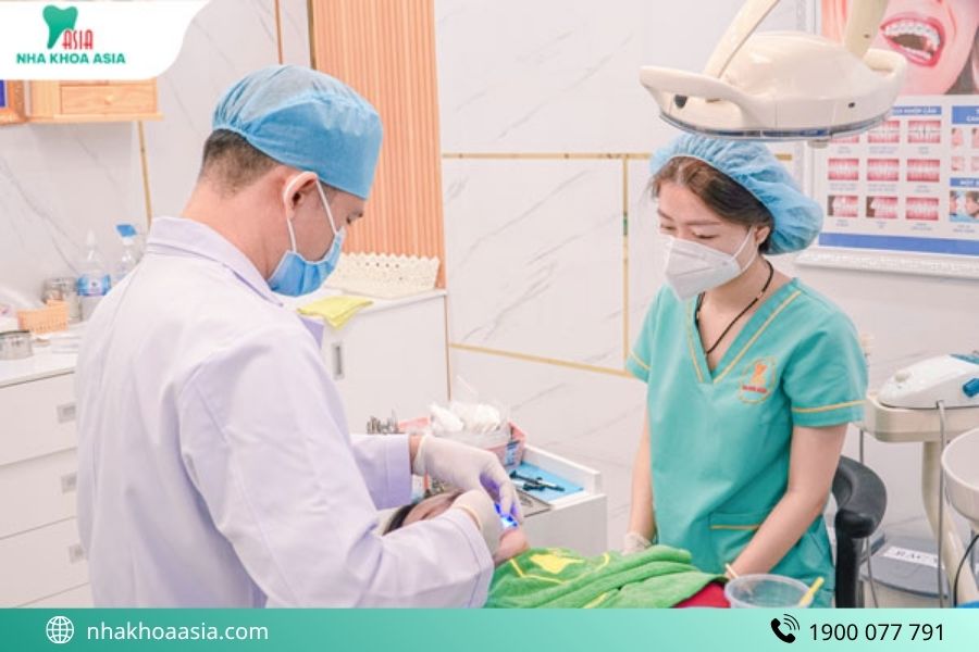Bác sĩ khám răng Nha Khoa Asia
