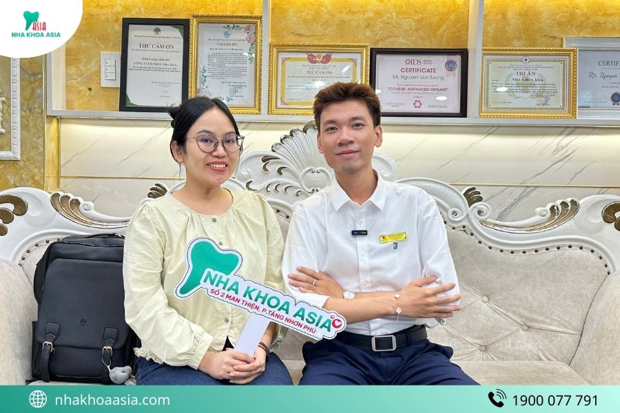 Khách hàng trám răng tại Nha Khoa Asia