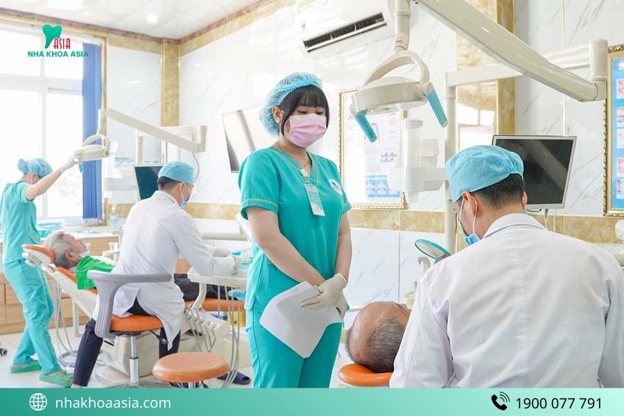 Bác sĩ nha khoa asia khám răng