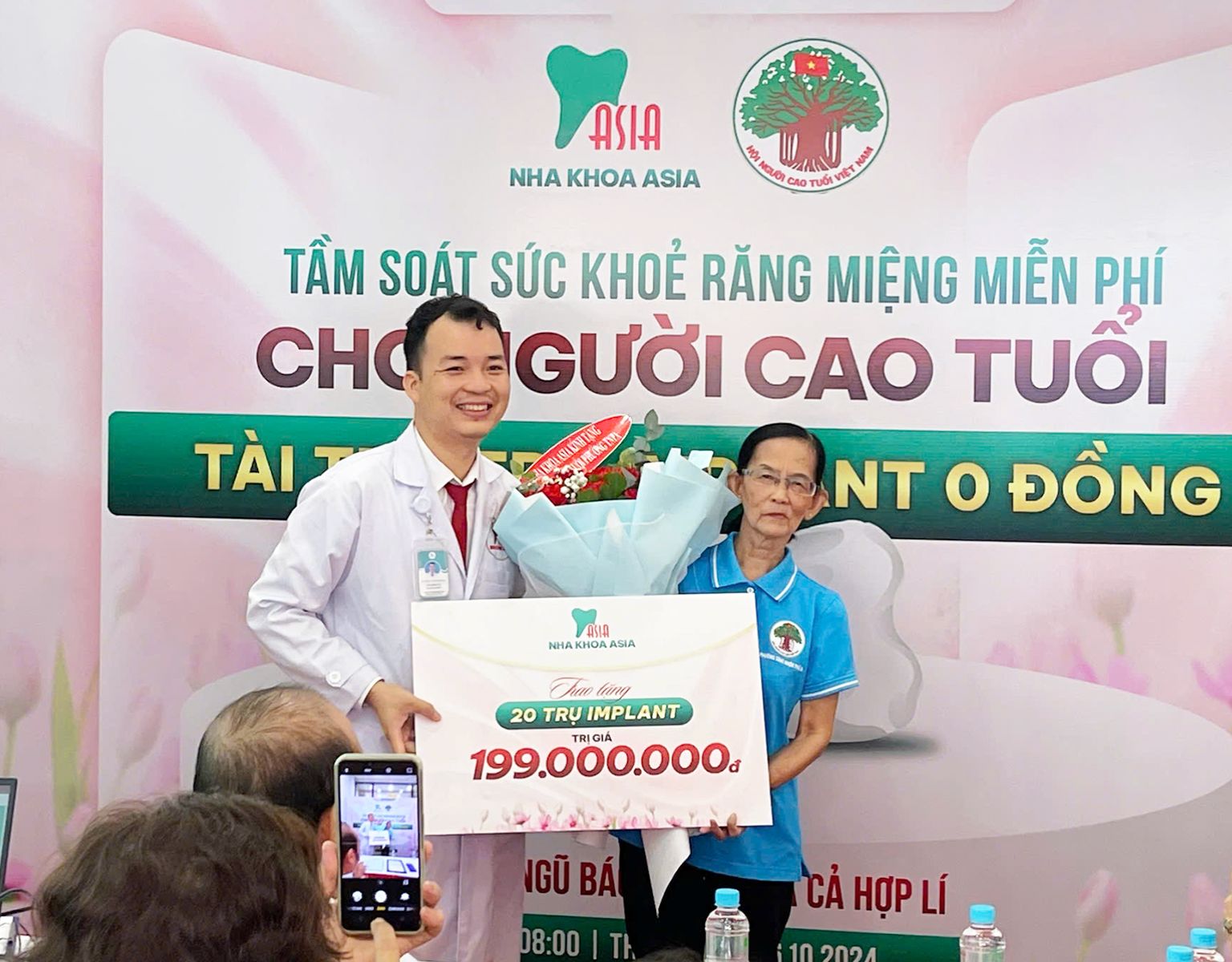Ths.Bác sĩ Nguyễn Văn Tưởng trao tặng 20 trụ Implant cho hội người cao tuổi