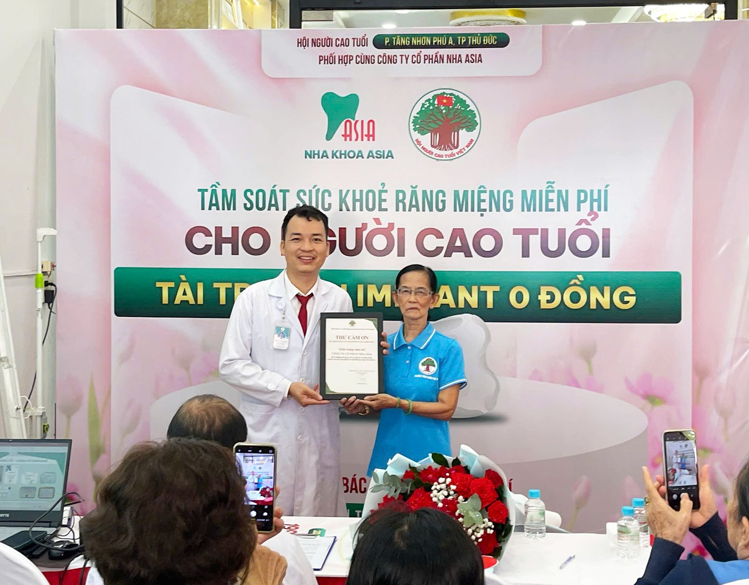 Ths.Bác sĩ Nguyễn Văn Tưởng trao tặng 20 trụ Implant cho hội người cao tuổi