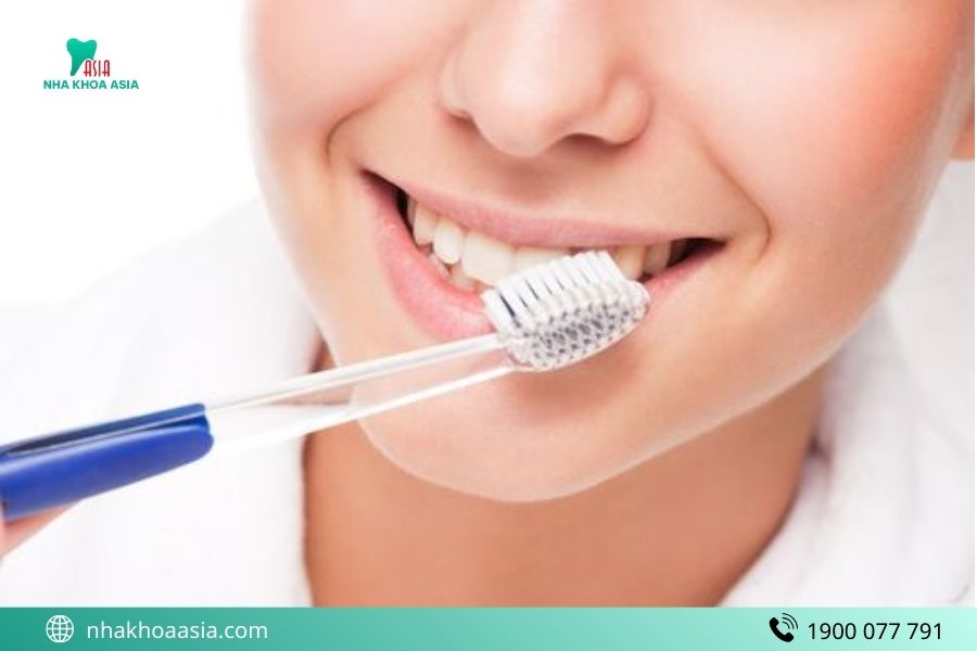 Vệ sinh răng miệng sau khi cắm minivis