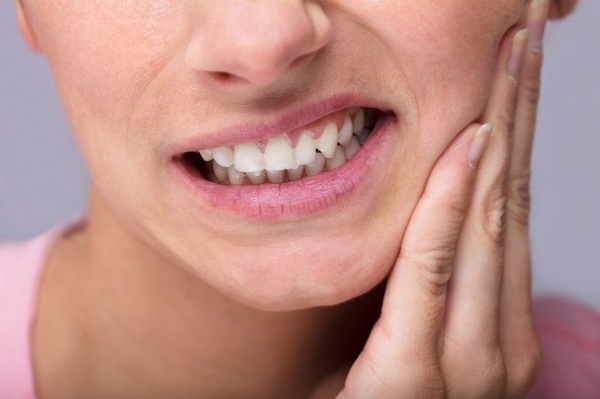 Những triệu chứng đi kèm với nhức răng hàm dưới bên trái?
