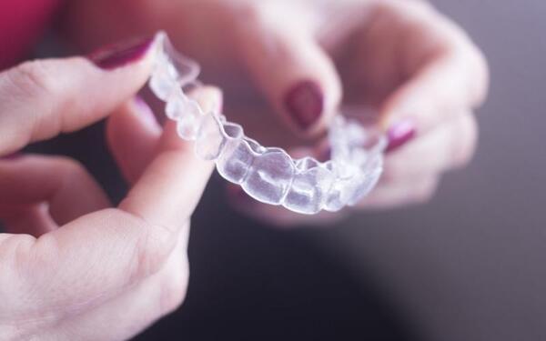 Điểm qua các ưu và nhược điểm của phương pháp niềng răng trong suốt invisalign