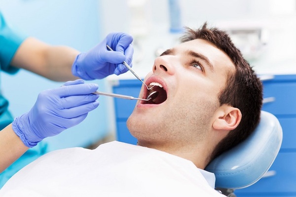 Qua thăm khám thì bạn sẽ biết được trồng răng hàm bị sâu giá bao nhiêu