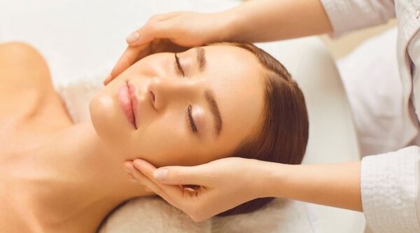 Có thể khắc phục cười méo miệng bằng massage nhẹ nhàng