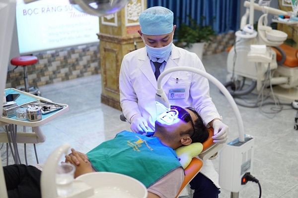 Nha khoa Asia thăm khám và điều trị răng miệng cho khách hàng