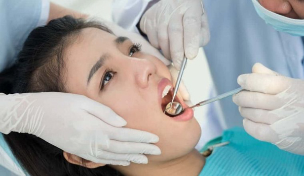 Nhổ răng loại bỏ nguồn gốc gây sưng chân răng