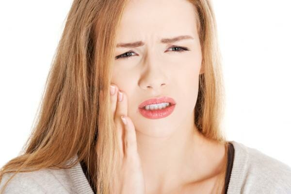 Đau đớn thường là triệu chứng phổ biến nhất của lợi trùm răng khôn