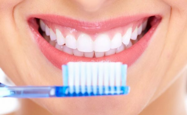 Chải răng bằng bàn chải mềm và kem đánh răng chứa fluoride giúp chăm sóc răng khi bị sưng bọng răng