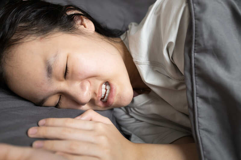 Có thể phòng ngừa tình trạng nghiến răng khi ngủ bằng những cách nào?