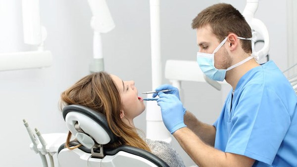 Tìm đến nha sĩ để kiểm tra tình trạng sâu răng