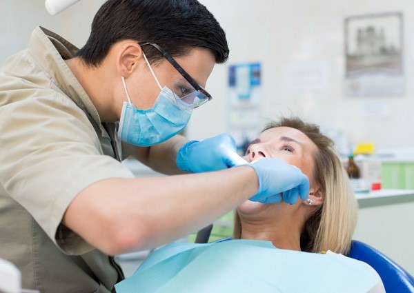 Trám răng lấy tủy giá bao nhiêu? Nha khoa thực hiện trám răng